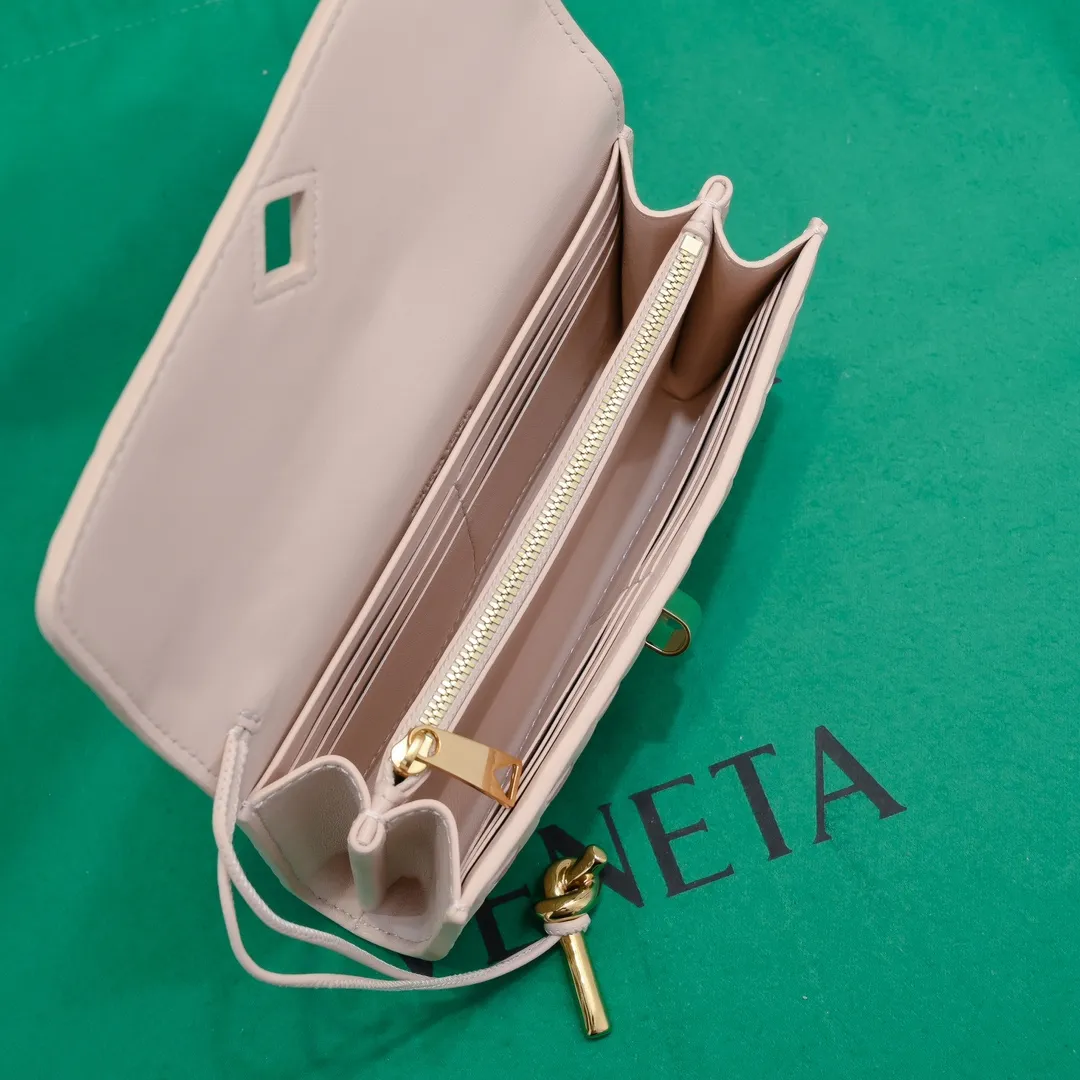 Batch 1160 BV Andiamo clutch wallet is super high-end🤎🤎How come the long clutch bag is so exquisite~ The braided style bag surface paired with all-copper hardware is really warm and high-end. The bag body is super light and can be grabbed easily! It can store a lot of small items and large mobile phones ~ very practical for daily use. Style number: 1504 Size: 19*11.5*3